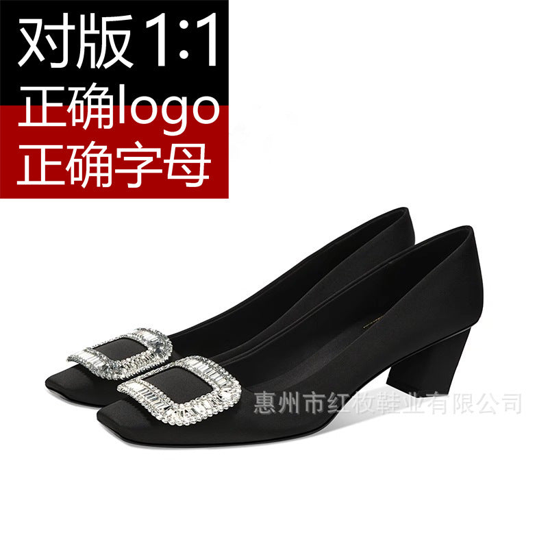 Versão alta ~ fivela quadrada RV sapatos únicos femininos novos sapatos de couro envernizado salto grosso salto médio bico quadrado metal mesmo estilo boca rasa couro genuíno