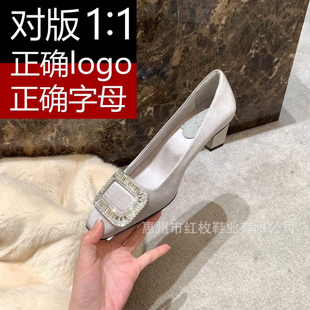 Versão alta ~ fivela quadrada RV sapatos únicos femininos novos sapatos de couro envernizado salto grosso salto médio bico quadrado metal mesmo estilo boca rasa couro genuíno