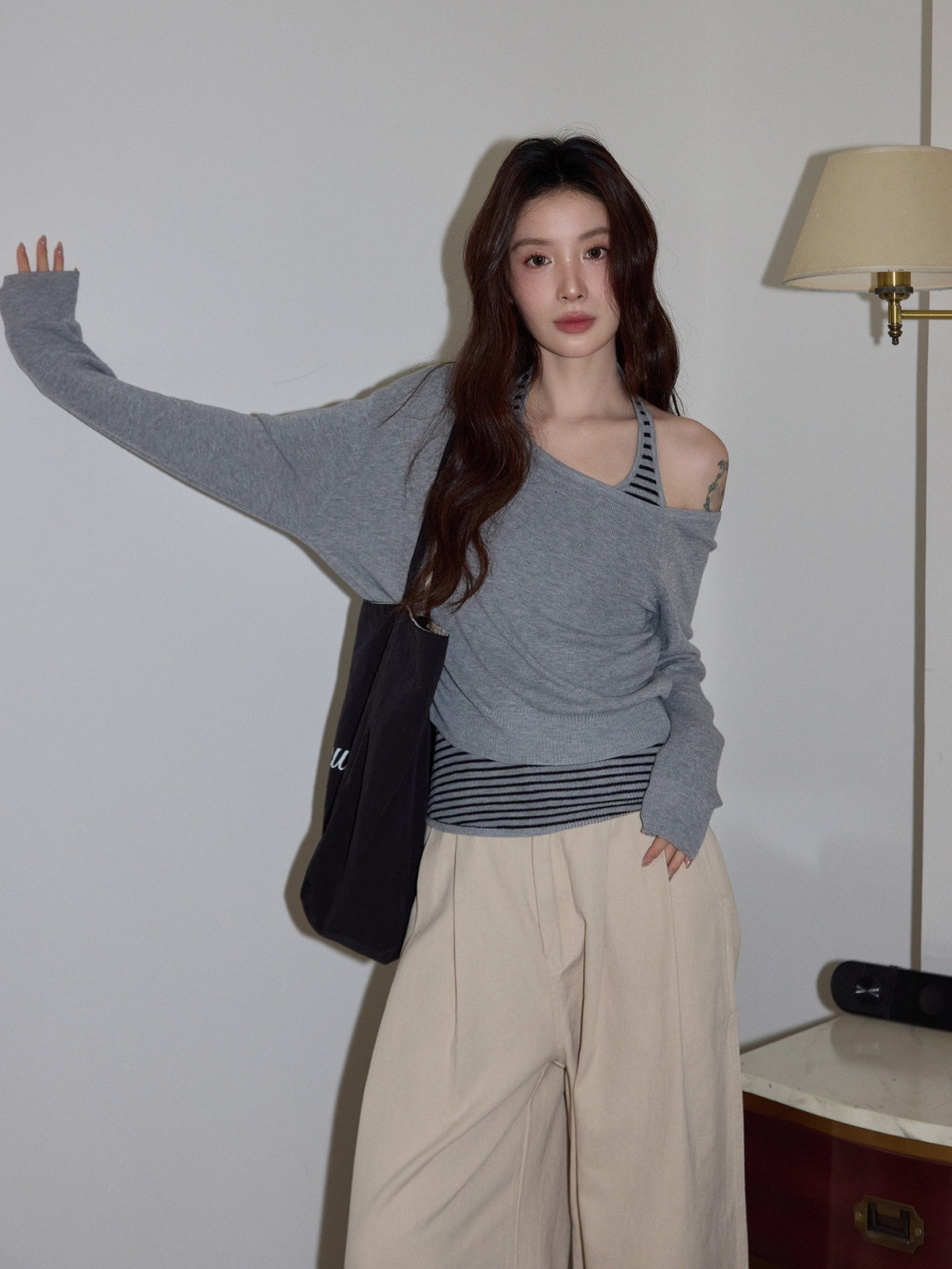 Estilo coreano cinza ombro inclinado fora do ombro halter pescoço suspender duas peças suéter feminino 2026 outono temperamento casual manga comprida top