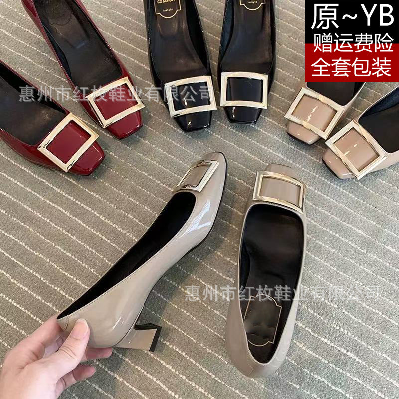 Versão alta ~ fivela quadrada RV sapatos únicos femininos novos sapatos de couro envernizado salto grosso salto médio bico quadrado metal mesmo estilo boca rasa couro genuíno