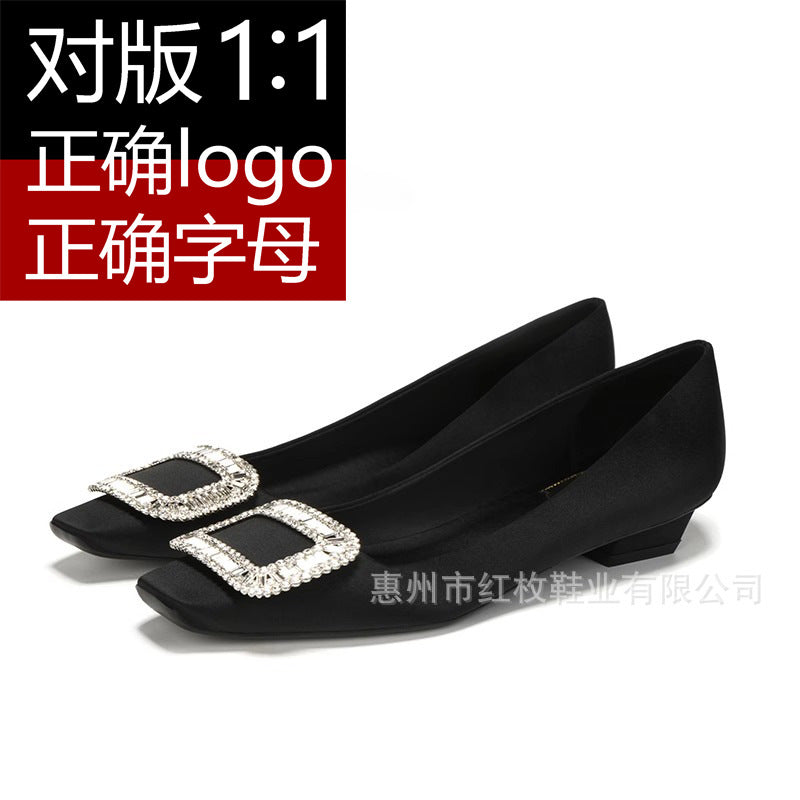 Versão alta ~ fivela quadrada RV sapatos únicos femininos novos sapatos de couro envernizado salto grosso salto médio bico quadrado metal mesmo estilo boca rasa couro genuíno